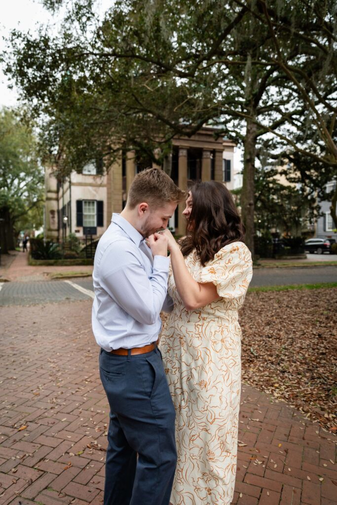 Engagement session in Orlean Square, Savannah 